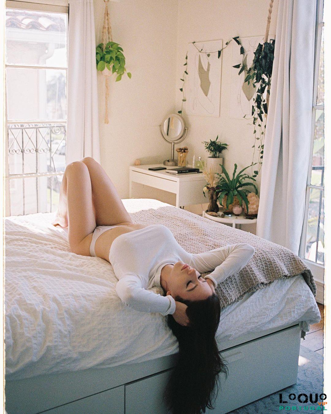 Acompanhantes Setúbal: Vamos nos beijar para esquecer nossas preocupações.